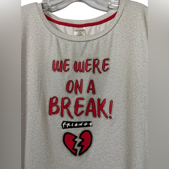 Friends Themed Gray T-Shirt, Large 📺 - Picture 3 of 7